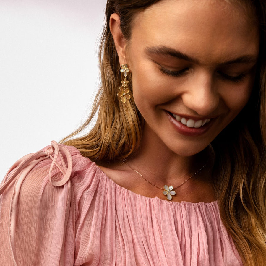 Jasmine necklace with mother of pearl and diamonds